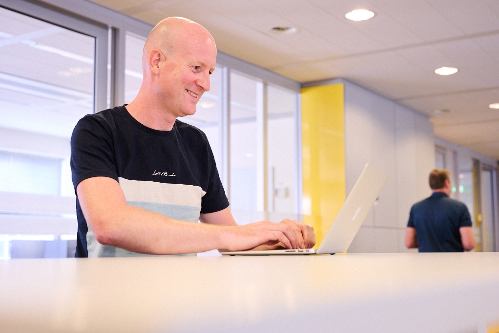 Frank van Es frontend architect bij Logius aan het werk in de IT