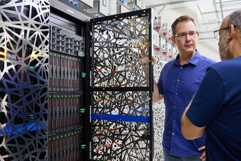 Thijs Terlouw bij de supercomputer van het KNMI