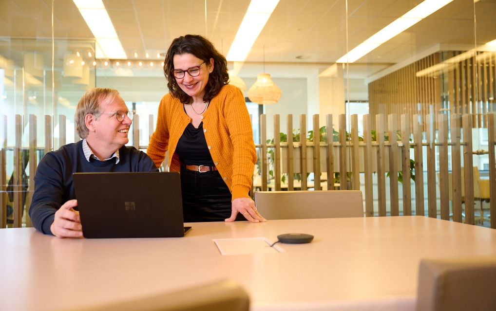 Informatiespecialisten Tom van Splunter en Vicki Kouri werken aan het verbeteren van de informatiehuishouding van de Kamer van Koophandel