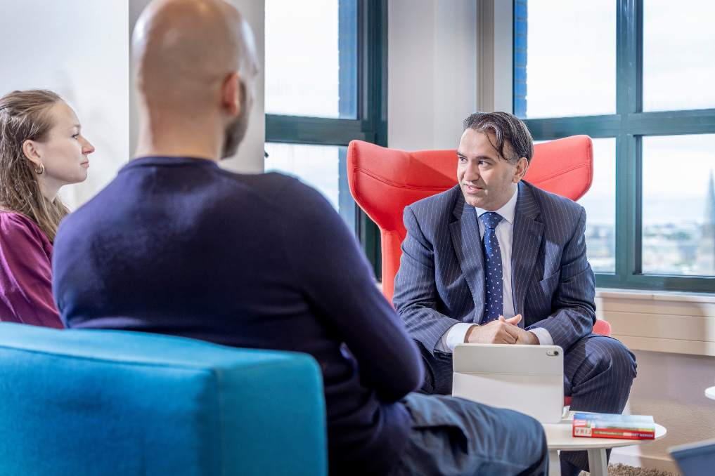 3 juridisch adviseurs in gesprek. Ze werken bij de Rijksoverheid