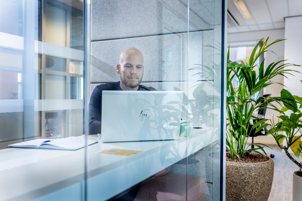 Koen Orbons aan het werk achter zijn laptop. Hij is seniorjurist bij de Rijksoverheid