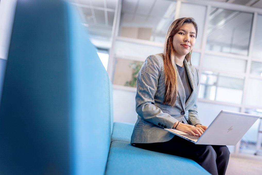 Het werk van jurist bezwaar en beroep bij de Rijksoverheid is veel schrijven. Roos op de bank met laptop