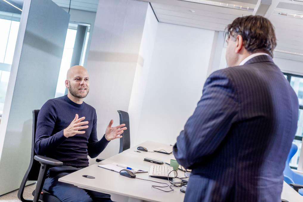 Koen Orbons, seniorjurist bij de Rijksoverheid, in gesprek met een collega