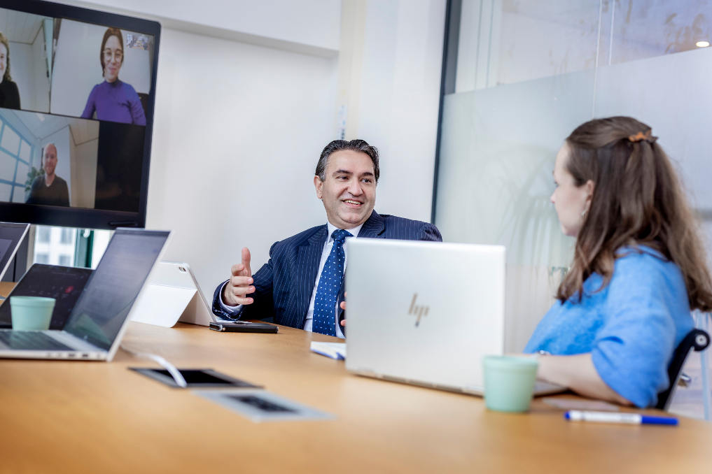 2 collega-wetgevingsjuristen bij de Rijksoverheid in gesprek