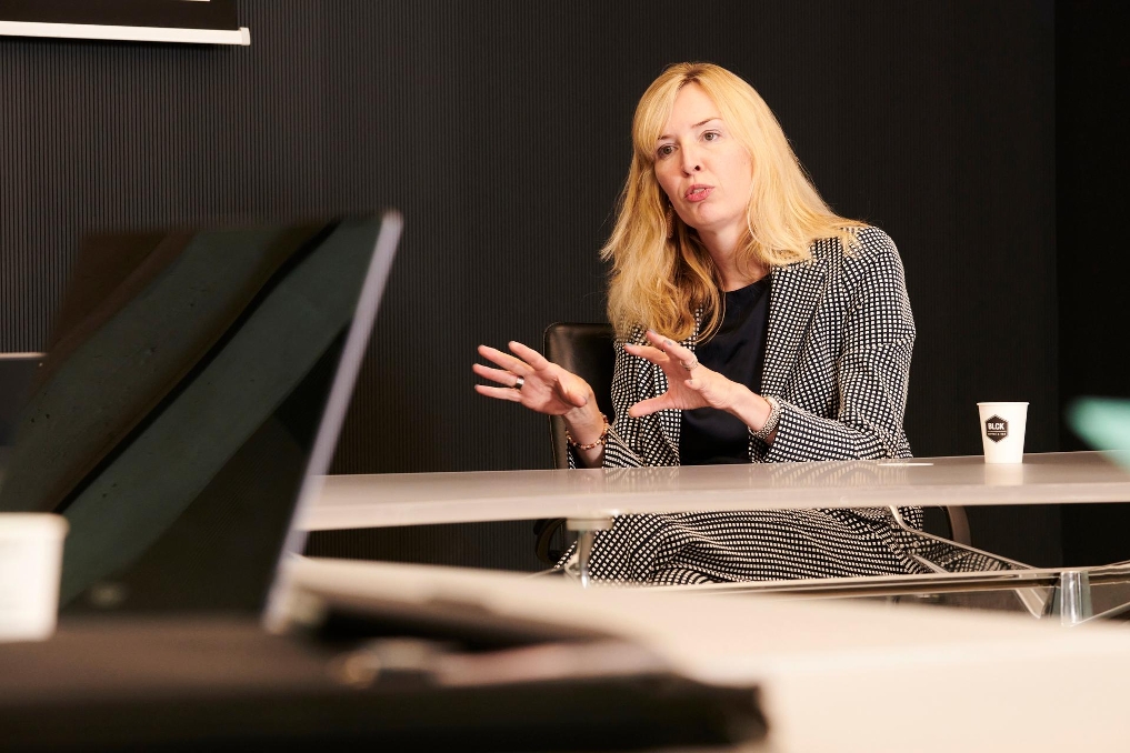 Foto van blonde vrouw zitten aan een tafel, Eva Heijblom, plaatsvervangend secretaris-generaal bij het ministerie van Landbouw, Natuur en Voedselkwaliteit (LNV)