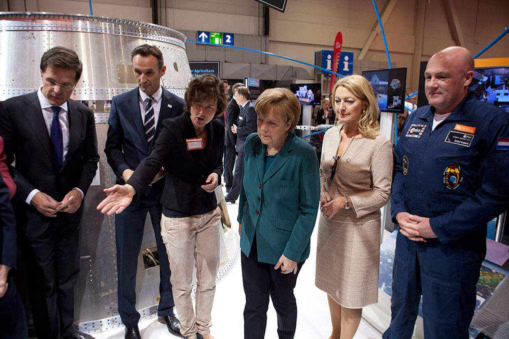 Pieternel Levelt in gezelschap van premier Rutte, bondskanselier Angela Merkel en astronaut André Kuipers op de Hannover Messe 2014.