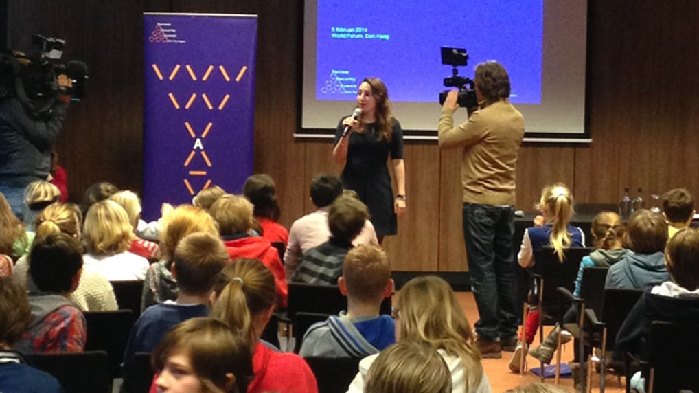 Er wordt op een basisschool lesgegeven over de Nuclear Security Summit