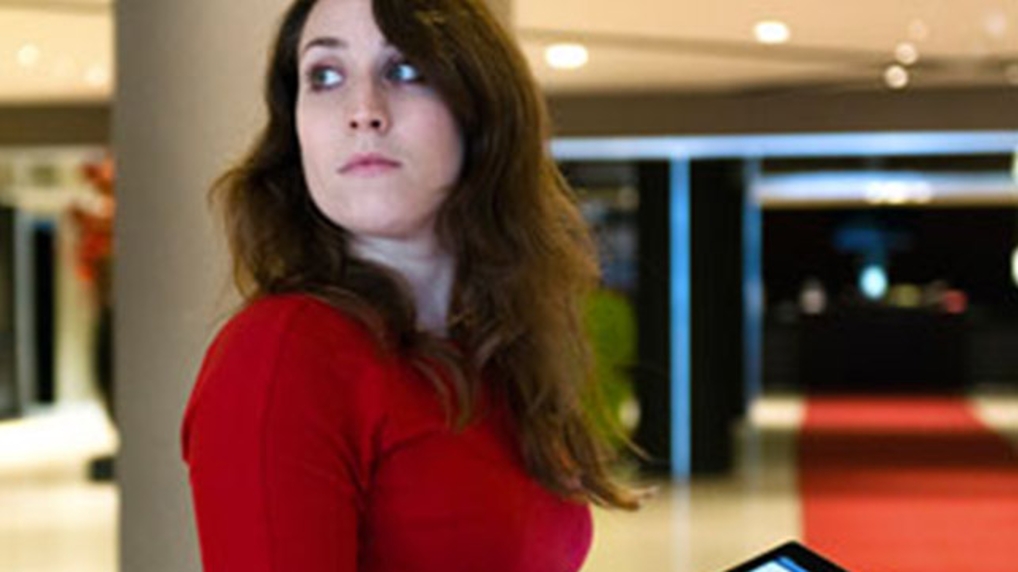 Daphne houdt een iPad vast.