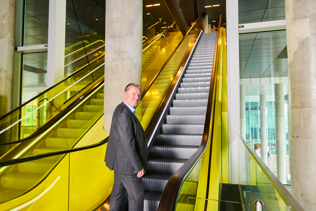 Cor Hersbach loopt de gele roltrappen op bij het ministerie van BZ