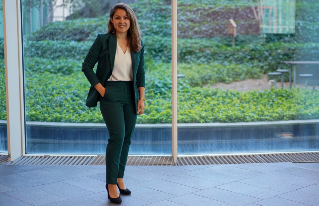 Manon van de Ven in de hal van ministerie van OCW