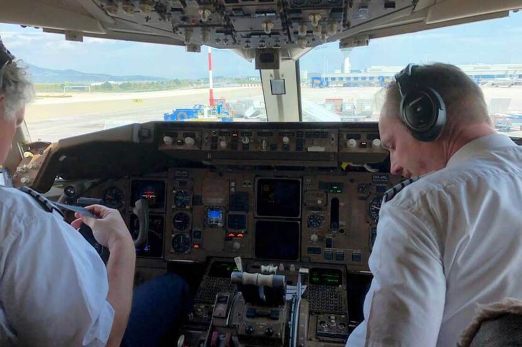 2 piloten in de cockpit