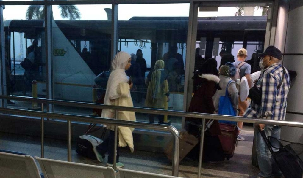 Vliegveld Cairo, mensen stappen op een bus richting het repatrieringsvliegtuig met eindbestemming Nederland